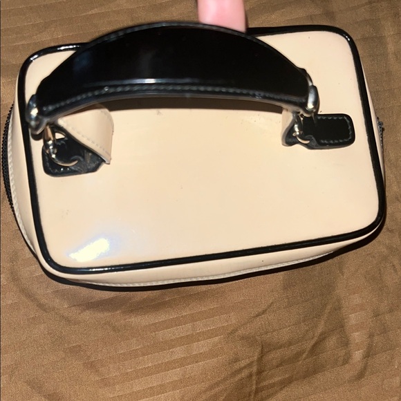 Gucci Cream and Black make up bag‼️ - Picture 1 of 8